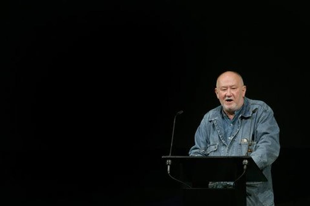 Der Schriftsteller Bernhard Klaus Tragelehn hält im Haus der Berliner Festspiele die Laudatio für den «Theaterpreis Berlin» Gewinner 2008. (ARCHIVFOTO: DPA)