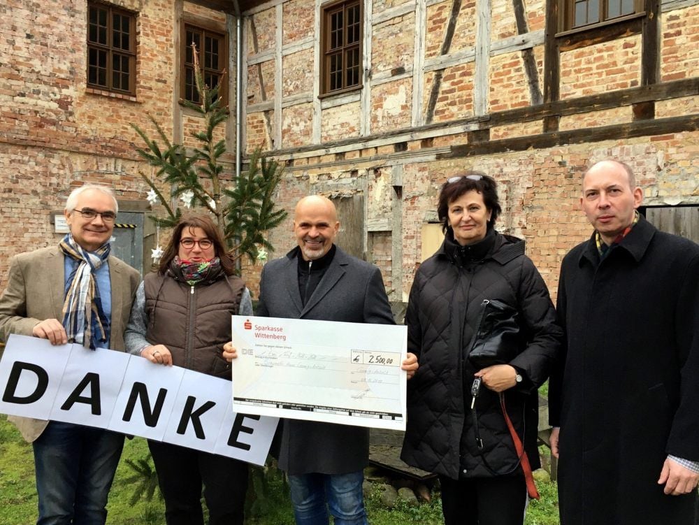 Olaf Schumann, Heidrun Hahn und Andreas Best (v.r.) sichern mit ihrer Spende die Arbeit des Simonetti-Haus-Vereins in Coswig.