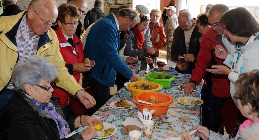 Vier Sorten Kartoffeln konnten von den Besuchern verkostet werden - allerdings war selbst Schälen angesagt.