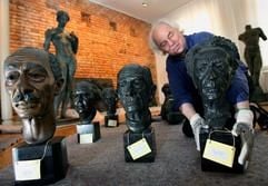 Der Chef des Schleswig-Holstein-Hauses in Schwerin, Rudolf Conrades, bereitet am Donnerstag (06.07.2006) die Büsten von El Sadat, Arno Breker und Jean Cocteau (v.l.) für eine Ausstellung vor. (Foto: dpa)