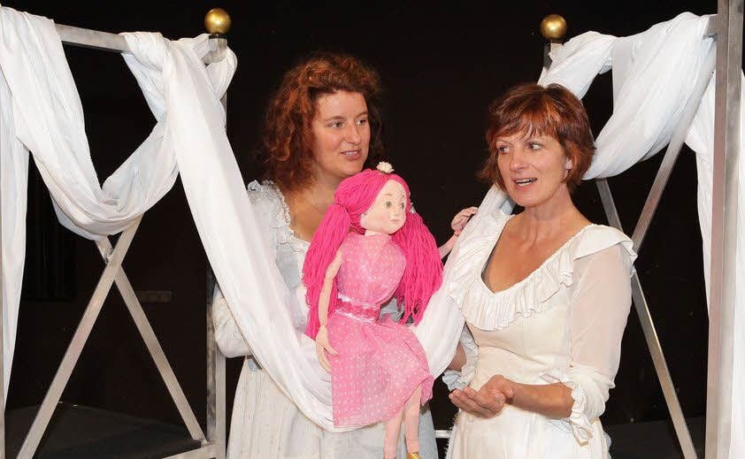Anna Wiesmeier (l.) und Uta Krieg zeigen „Dornröschen“. Das Märchen ist die erste Premiere auf Dessaus Puppenbühne in dieser Saison.