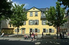 Schillers Wohnhaus in Weimar. Die Klassik Stiftung Weimar stellt im Schiller-Museum die in Deutschland nahezu unbekannte Seite des französischen Autors in einer repräsentativen Sonderausstellung vor. (Foto: dpa)