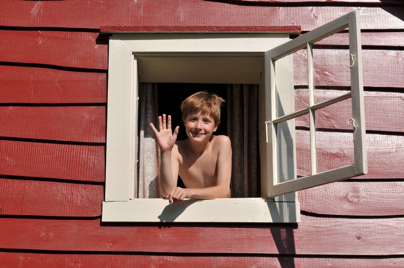 Viele Familien buchen für den Sommerurlaub ein Ferienhaus, wie hier in Norwegen.