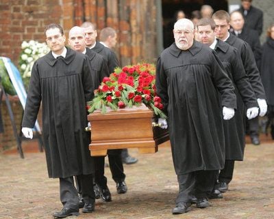 Der Sarg des FDP-Ehrenvorsitzenden Otto Graf Lambsdorff wird am Samstag nach der Trauerfeier aus dem Dom in Brandenburg/Havel getragen. (FOTO: DPA)