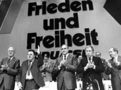 Der Kanzlerkandidat der CDU/CSU, Franz Josef Strauß (CSU, 2.v.l.), winkt nach seiner Rede bei einer Konferenz der Unionsparteien in Mannheim (Archivfoto vom 30.08.1980). Neben ihm stehen Gerhard Stoltenberg (l), Helmut Kohl (M), Heiner Geißler (2.v.r.) und Werner Dollinger (r, CSU). Strauß war als erster CSU-Politiker zum Kanzlerkandidaten der Union gekürt worden. Zum Erfolg führte er seine Partei jedoch nicht. (Foto: dpa)