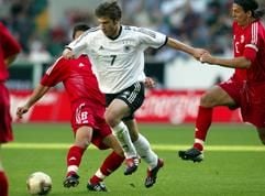 Fußball-Länderspiel Deutschland - Kanada am Sonntag (01.06.2003) in der Wolfsburger VW-Arena. Torsten Frings (M) im Zweikampf mit den Kanadiern Daniel Imhof, rechts Nick Dasovic. (Foto: dpa)