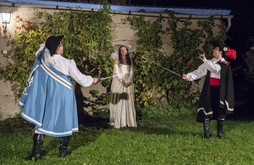 Im Kirchgarten gab es Fechtszenen mit Mona Luana Schneider, Sebastian Borucki und Curdin Caviezel.