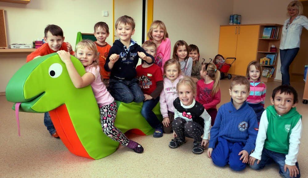 Die Räume und Spielgeräte im „Haus der kleinen Elbspatzen“ werden neu erobert, hier von der großen Gruppe mit Veronika Gärtner.