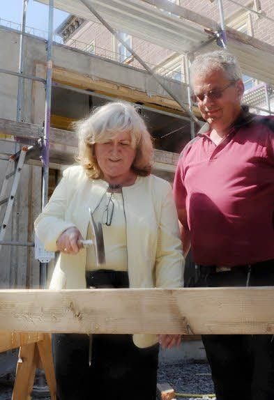 Geschäftsführerin Martina Hering schlägt den Nagel ein.