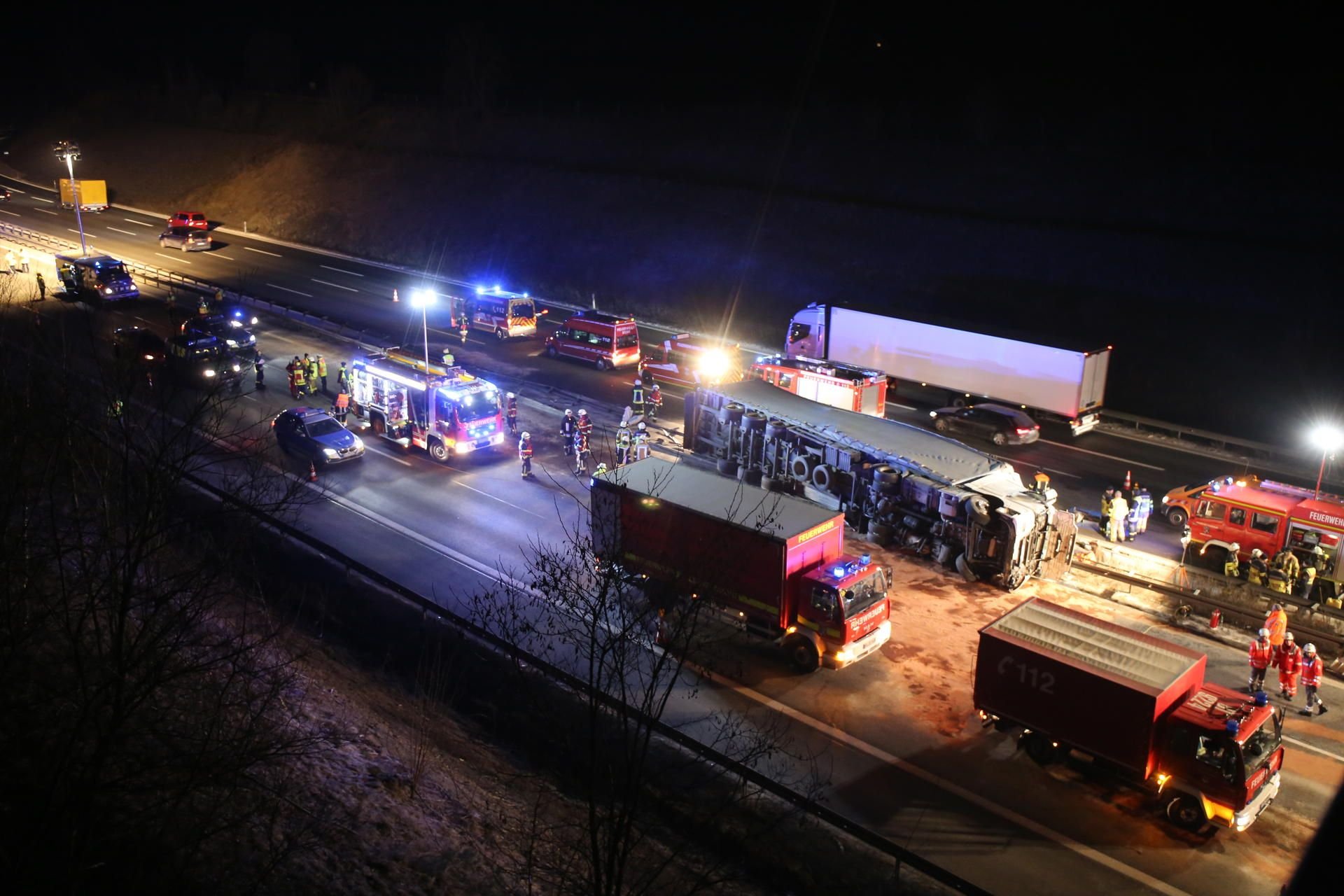 Ein Lkw liegt auf der A9 in Fahrtrichtung Berlin auf der Seite. Der Fahrer starb noch an der Unfallstelle.