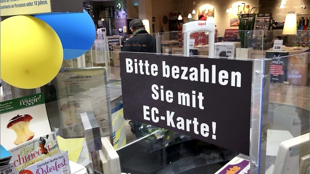 Kunden werden auch in Aschersleben aufgefordert, mit EC-Karte zu bezahlen.