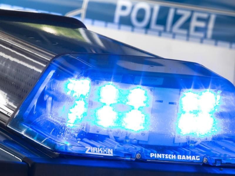 Eine Blaulicht leuchtet auf dem Dach eines Polizeiwagens. Foto: Friso Gentsch/Archiv