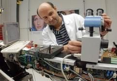 Ein Ingenieur arbeitet in der Produktion eines Medizintechnik-Herstellers an einem Lasergerät für medizinische Anwendungen. (Archivfoto: dpa)