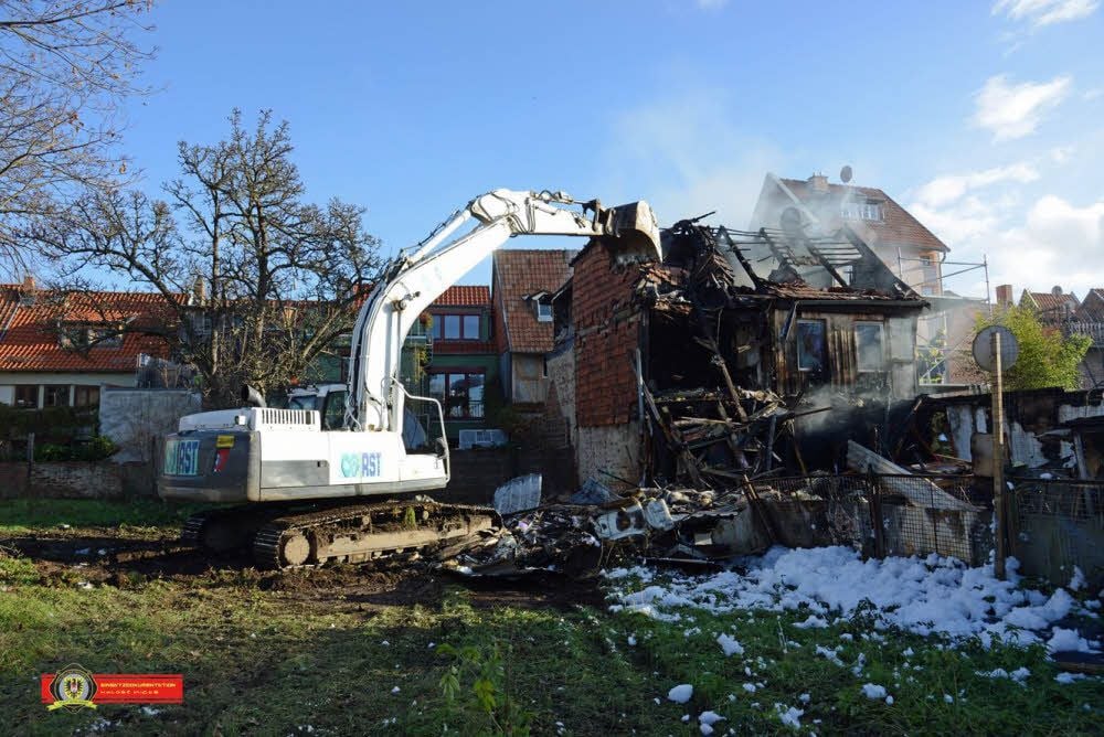 Ein Bagger trägt ab, was nach dem Hausbrand am vergangenen Freitag in der Quedlinburger Reichenstraße übrig blieb.