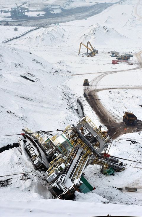 Das Braunkohleunternehmen Mibrag hat jetzt mit der Bergung des 950 Tonnen schweren Kolosses begonnen. Der Bagger geriet Ende August 2012 in eine extreme Schieflage von 49 Grad. (FOTO: DPA)