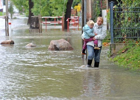 Durch den ergiebigen Dauerregen in den letzten Tagen ist der kleine Fluss Kabelske im Ortsteil Gröbers der Gemeinde Kabelsketal zwischen Leipzig und Halle über die Ufer getreten und hat am Dienstag die Straßen des Ortes überschwemmt. (FOTO: DPA)