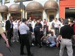 Nach einer Explosion in einem Wohnhaus in Köln mit zwölf Verletzten hat die Polizei am Mittwoch (9. Juni 2004) eine Fahndung nach einem möglichen Bombenleger ausgelöst. (Foto: dpa)