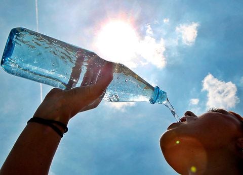 Bei den derzeitigen Temperaturen sollte viel Wasser getrunken werden. (FOTO: DPA)