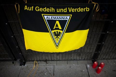 Eine Flagge mit dem Schriftzug «Auf Gedeih und Verderb» hängt am vor Kerzen an einem Zaun am Tivoli Stadion in Aachen. Traditionsclub Alemannia Aachen ist nach Medieninformationen zahlungsunfähig. (FOTO: DPA)