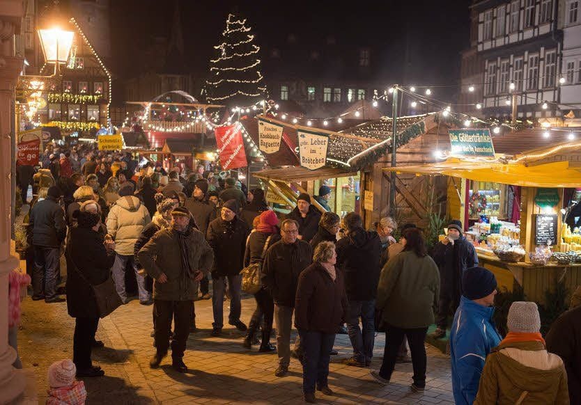 Proppevoll war der Weihnachtsmarkt am Wochenende in Quedlinburg bis in die späten Abendstunden hinein.