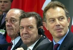 Der britische Premierminister Tony Blair, Bundeskanzler Gerhard Schröder und der französische Staatspräsident Jacques Chirac (r-l) beantworten am Mittwoch (18.02.2004) auf einer Pressekonferenz im Bundeskanzleramt in Berlin Fragen von Journalisten. (Foto: dpa)