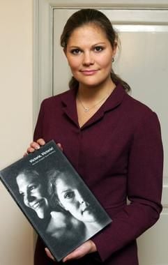 Keine Zeit für falsche Scham: Wer an einer Essstörung leidet, sollte sich möglichst schnell Hilfe suchen. Die schwedische Kronprinzessin Victoria litt als Jugendliche unter Magersucht und schrieb darüber auch in ihrem Buch. (Foto: dpa)