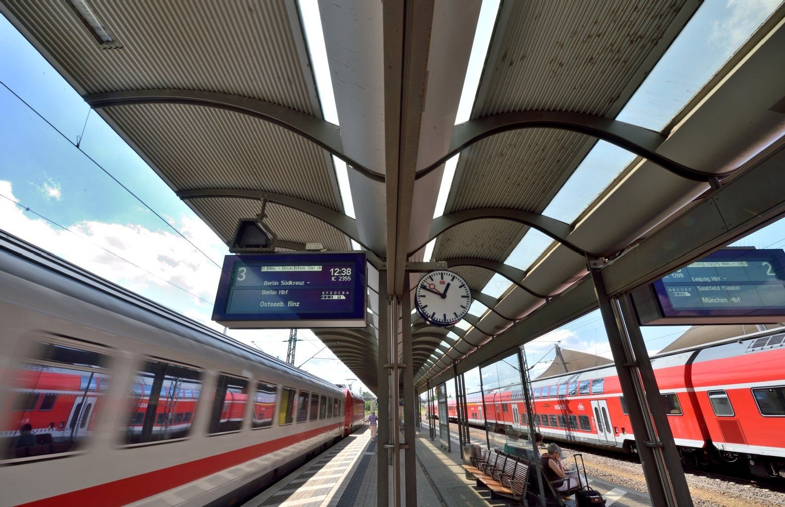 Züge rollen an den Bahnsteigen des Bahnhofs in Wittenberg vorüber.