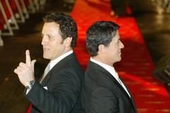 Der US-amerikanische Schauspieler Sylvester Stallone und sein Bruder Frank (l.) posieren am Mittwoch (04.02.04) auf dem Roten Teppich vor dem Schauspielhaus in Berlin zur 39. Verleihung der "Goldenen Kamera". (Foto: dpa)