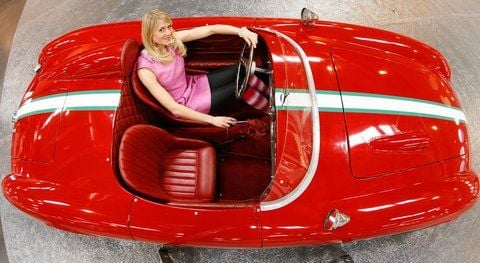 Eine junge Frau sitzt in einem Alfa Romeo Tipo 159 aus den 50er Jahren. (FOTO: DPA)
