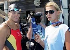 Franziska van Almsick (r) interviewt die deutsche Schwimmerin Janine Pietsch während der Schwimm-WM in Montreal am Beckenrand (Archivfoto vom 23.07.2005). Die frühere Weltklasse-Schwimmerin hat bei der WM in Montreal die Seiten gewechselt und kommentiert erstmals als Expertin für die ARD ein großes Sportereignis. (Foto: dpa)