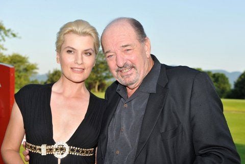 Musikproduzent Ralph Siegel und seine Frau Kriemhild posieren im Juli 2010 für die Fotografen. (FOTO: DPA)