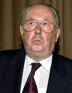 Das frühere SED-Politbüromitglied Herbert Häber verlässt am 07.07.2000 den Verhandlungssaal im Berliner Landgericht. (Archivfoto: dpa)