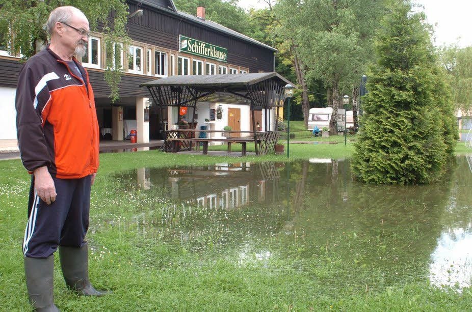 Nur noch in Gummistiefeln, wie hier Klaus Arneburg, lässt sich der evakuierte Campingplatz an der „Schifferklause“ betreten.