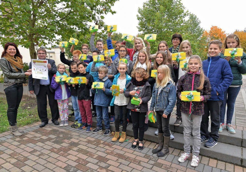 Klassenlehrerin Bettina Sigusch, Gerriet Schröder von der AOK und die stolzen Gewinner.