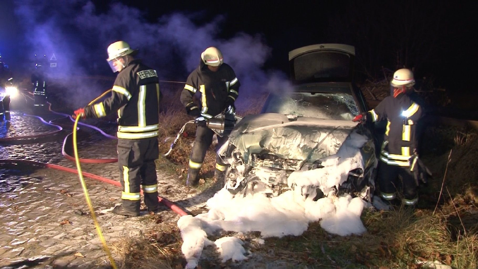 Nach dem Unfall in Wanzleben sind Feuerwehrleute im Einsatz.