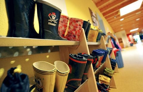 Auf einem Regal stehen viele Kinder-Gummistiefel. (FOTO: DPA)