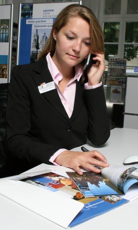 Kaufleute für Tourismus und Freizeit arbeiten wie Gabriele Philipp in Aachen zum Beispiel in der Tourist-Info.