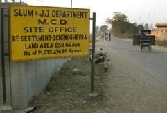 Ein Straßenschild markiert den Beginn des im Nordwesten der indischen Hauptstadt Neu Delhi gelegenen Umsiedlungslagers Sabda Ghevra. (Foto: dpa)