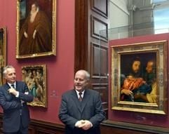 Sachsens Ministerpräsident Georg Milbradt (r.) und der Generaldirektor der Kunstsammlungen, Martin Roth, im November 2002 in der Gemäldegalerie Alte Meister im Dresdner Zwinger. (Foto: dpa)