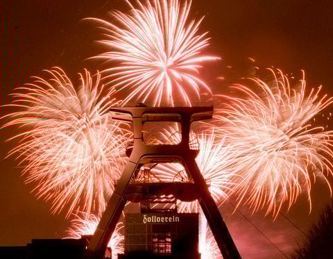 Ein Feuerwerk strahlt während der Eröffnungsfeier der Kulturhauptstadt «Ruhr.2010» hinter dem Förderturm der ehemaligen Zeche Zollverein in Essen. (FOTO: DPA/ARCHIV)