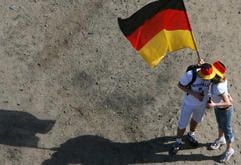 Eine Deutsche Fahne, zwei Flaschen Bier - und schon kommt Mann der Frau näher. Das Foto entstand am 9. Juni auf dem Heiligengeistfeld in Hamburg St. Pauli. (Foto: dpa)