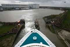 Die 252 Meter lange und 32,2 Meter breite «AIDAdiva» verlässt am Sonnabend (10.03.2007) rückwärts fahrend den Werfthafen der Meyer-Werft in Papenburg (Kreis Emsland). (Foto: dpa)