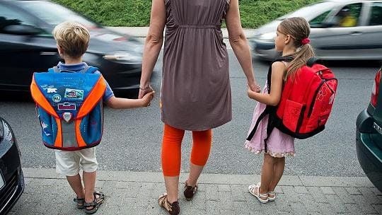 Immer weniger Eltern lassen ihre Kinder alleine zur Schule laufen.