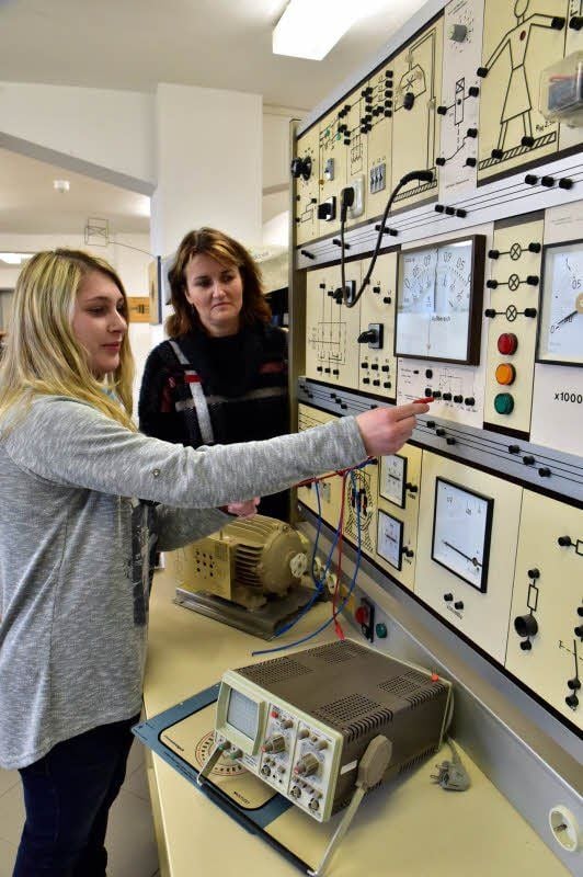 Sie hat sich der Technik verschrieben: Jessica Zörkler (li.), die später in der Richtung ein Studium anstrebt. Bereichsleiterin Uta Prüfer von der Berufsschule Weißenfels erklärt ihr die Leistungsmessung von Motoren.