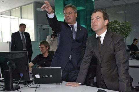 Das Vermögen von Eugen Kaspersky (l.), hier im Juni 2009 mit Russlands Präsident Dimitri Medwedjew, wird vom US-Magazin «Forbes» auf 800 Millionen Dollar geschätzt. (FOTO: DPA)