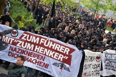 Ein Bündnis Berliner Antifa-Gruppe bei einer Demo 2012 unter dem Motto «Zum Führer mit »Zum Henker« - Nazikneipen dichtmachen!» vor der Gaststätte «Zum Henker» (im Hintergrund) in Berlin-Schöneweide.