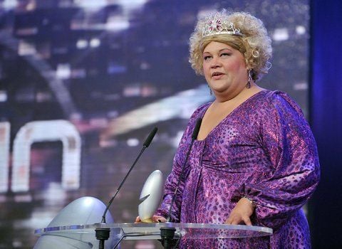 Die Komikerin Ilka Bessin als Cindy aus Marzahn steht im Oktober 2009 bei einer Preisverleihung auf der Bühne. (FOTO: DPA)