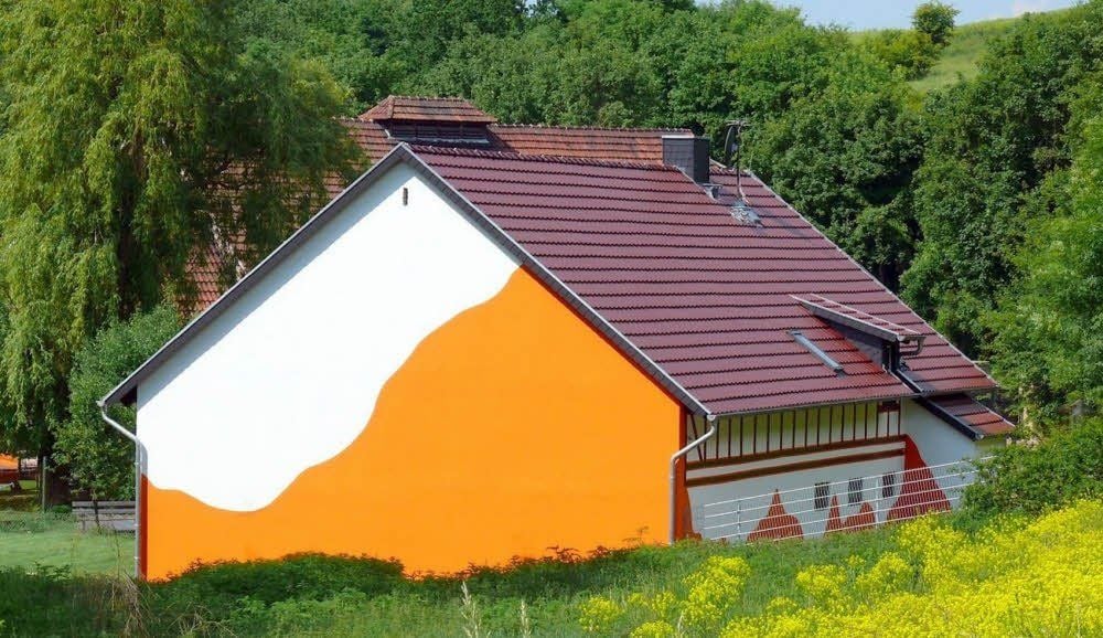 In welchem Ort steht dieses farbenfrohe Haus?
