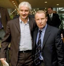 Der Trainer der deutschen Fußball- Nationalmannschaft, Rudi Völler (l) und der zukünftige schottische Coach Berti Vogts laufen am Dienstag (19.02.2002) in Frankfurt/Main nach einer Pressekonferenz durch das DFB-Gebäude. Sie informierten über die Termingespräche für die Qualifikationsspiele zur Europameisterschaft in Portugal 2004. Die Gruppengegner Deutschlands sind Schottland, Island, Litauen und die Färöer-Inseln dpa/lhe