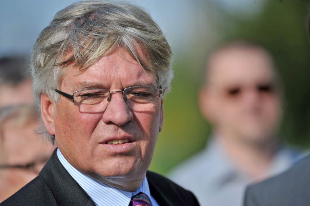 Wissenschafts- und Wirtschaftsminister Hartmut Möllring - hier bei einem Wahlkampfbesuch in Wolfen-Nord